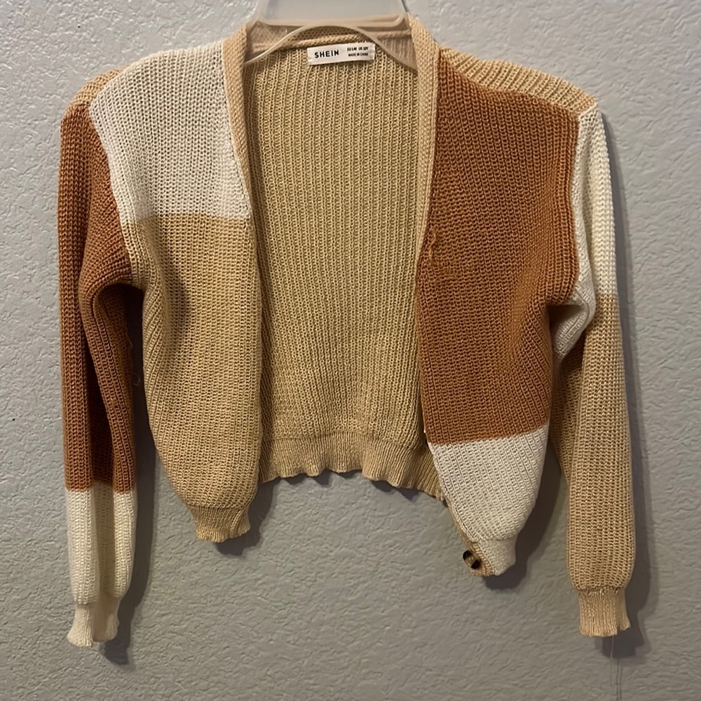 This knit top from SHEIN is in good condition with few problems
